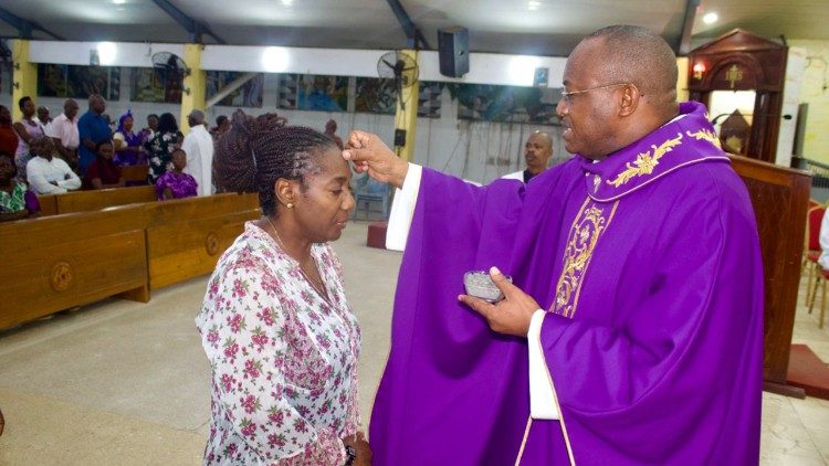 Le père Hyppolite Agnigori, curé de la paroisse Saint Jean-Paul II de Cocody-Angré dans l’archidiocèse d’Abidjan - Mercredi 18 février 2026