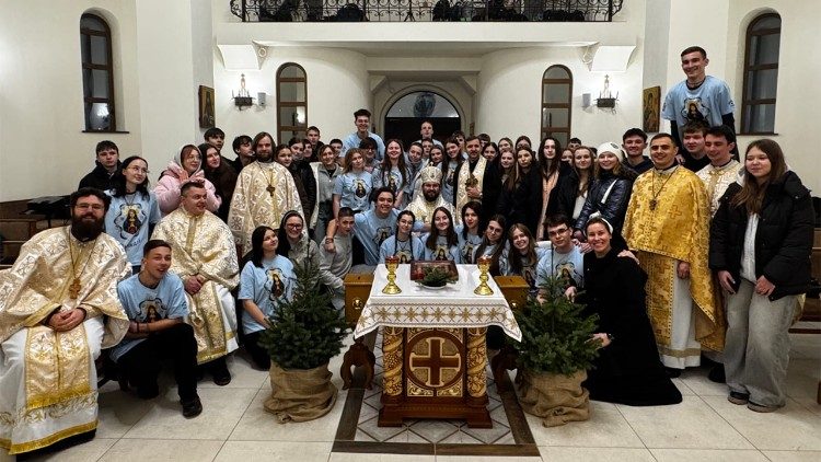 El obispo greco-cat&oacute;lico Maksym Ryabukha con los fieles