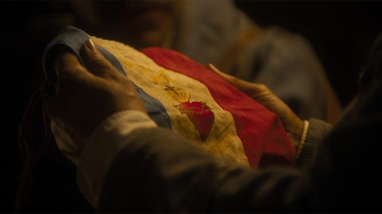 Steven wspomina moment modlitwy, gdy zobaczył obraz gorejącego Serca Jezusowego ponad tłumem ludzi