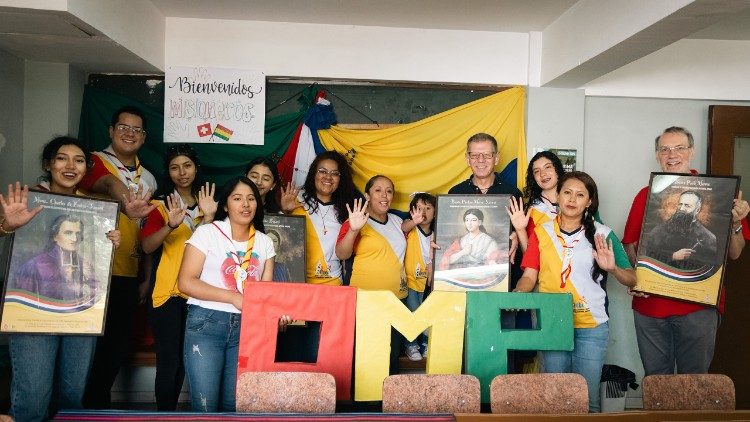 Die Gruppe der Päpstlichen Missionswerke in Cochabamba, Bolivien, mit ihrer Diözesandirektorin Carla Delgado (Mitte), beim Empfang von Markus Cott und Yves Carron (ganz rechts) von Missio Schweiz
