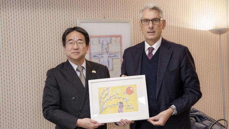 Пасол Японіі пры Святым Пасадзе Коджы Абэ і старшыня “Bambino Gesù” Тыцыяна Анэсці 