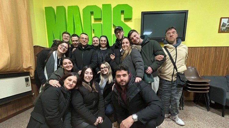 Federico Belardinelli (davanti a destra) con il gruppo Magis.