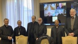 Le cardinal Grech et Mgr Arrieta, respectivement président et coordinateur de la commission canonique orientale avec d'autres membres de ce nouvel organisme.