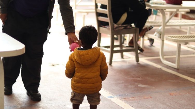 Le fils d’une migrante ghanéenne arrivée au Mexique dans l’espoir de traverser la frontière nord et de rejoindre son mari, qui vit déjà aux États-Unis. 