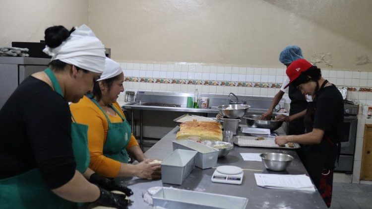 Des adolescents migrants pr&eacute;parent une commande de Boxed Lunch dans l’atelier de boulangerie dans le cadre du projet du r&eacute;seau d’employeurs. Photo: Roc&iacute;o Garc&iacute;a Villegas