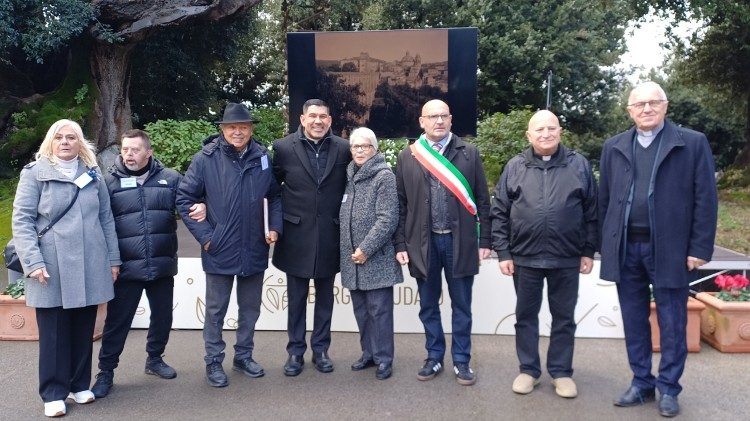O padre Dorantes (ao centro) com as autoridades religiosas e civis locais que participaram da Marcha pela Paz