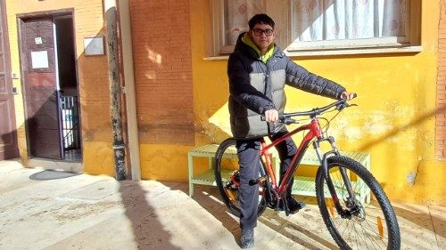 Dal Dispensario Santa Marta alla sella di una bici, un dono per il giovane Diego