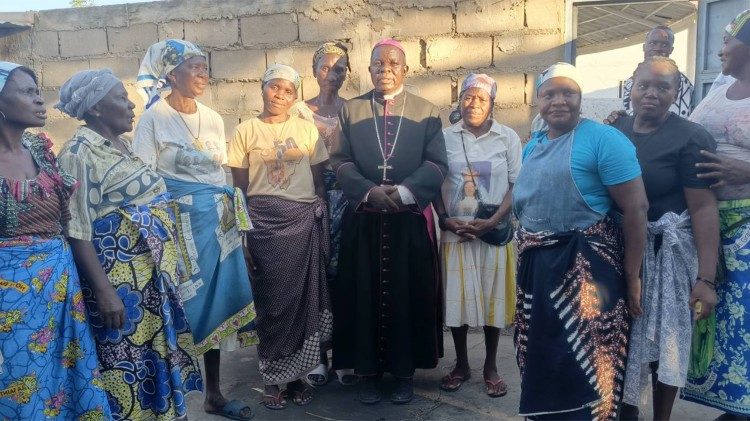 Bispo do Sumbe, Dom Firmino David, entre os fi&eacute;is