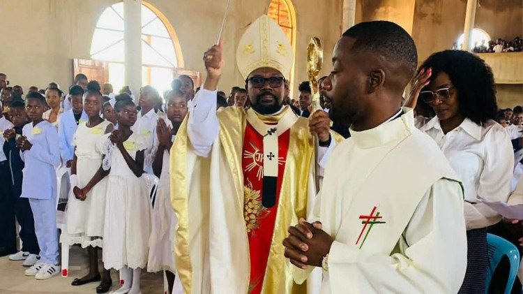 Durante a celebra&ccedil;&atilde;o na par&oacute;quia Nossa Senhora de Lourdes, na Calomanda