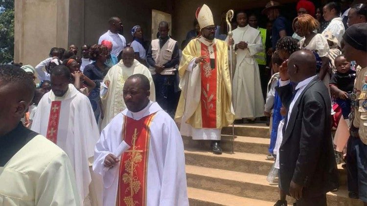 Dom Zeca Martins durante a visita pastoral