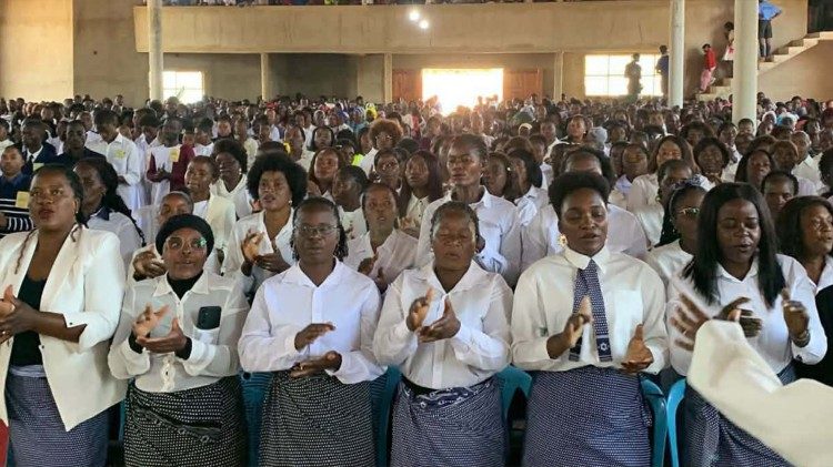 143 jovens confirmados na f&eacute;