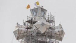 The Sagrada Família: The Catalan and Vatican flags on the Tower of Jesus
