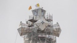 La croix de la tour de Jésus-Christ de la Sagrada Familia (@Basílica de la Sagrada Familia)