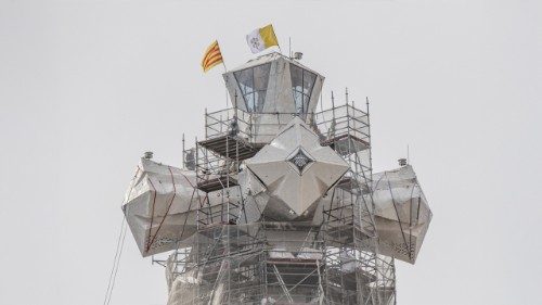 Bas&iacute;lica da Sagrada Fam&iacute;lia na Espanha: conclu&iacute;da a cruz da torre de Jesus Cristo