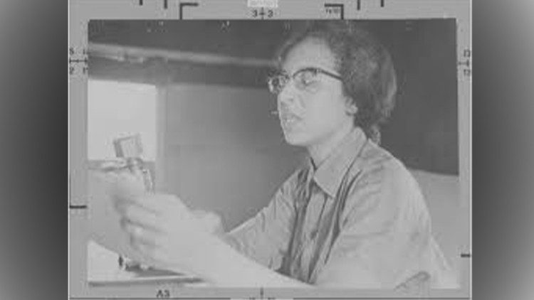 Amélia Sanches Araújo - aos microfones da Rádio Libertação, em Conacri,  nos anos sessenta. 