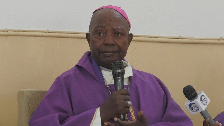 Dom Tom&eacute; Makhweliha, Arcebispo Em&eacute;rito de Nampula, durante a homilia, na Missa de abertura