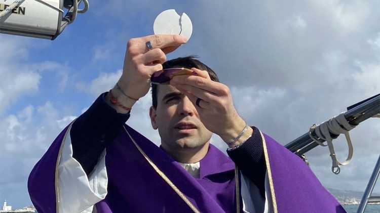 Padre Mattia Ferrari celebra a missa a bordo do barco Safira