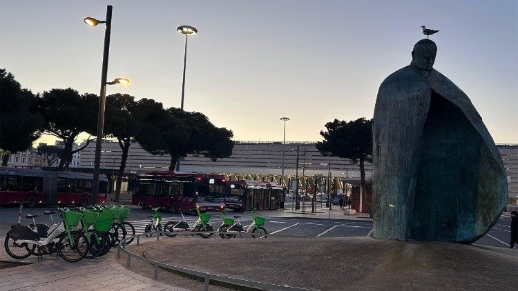 La stazione Termini e la statua di san Giovanni Paolo II