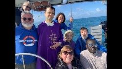 Tripulação a bordo do navio Safira em memória dos migrantes