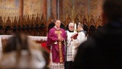Le cardinal Fernández Artime célébrant la messe pour la célébration de l'ostension du corps de saint François.