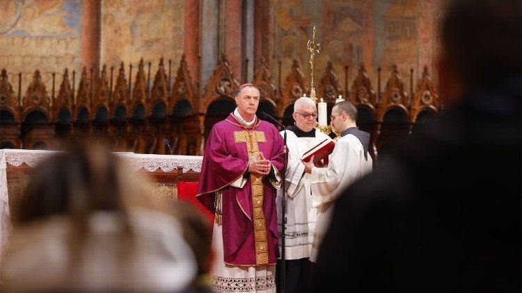 Le cardinal Fernández Artime célébrant la messe pour la célébration de l'ostension du corps de saint François.