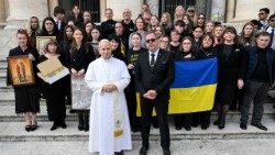 Popiežius su ukrainiečiais Šv. Petro aikštėje