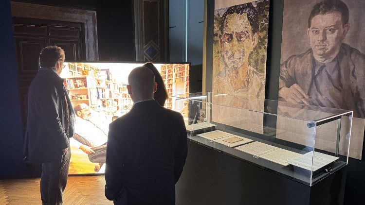 La sala del Novecento, con i ritratti di Montale e Calvino realizzati da Carlo Levi e sullo fondo una foto di Umberto Eco