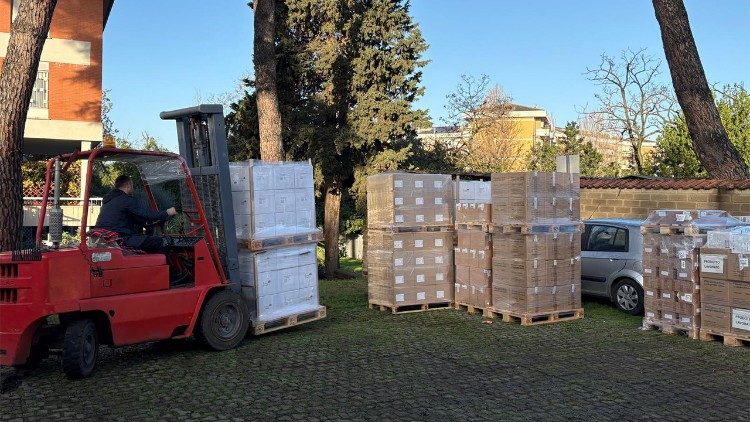 De l'aide humanitaire pour l'Ukraine, envoyée via l’aumônerie apostolique.