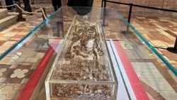 Szczątki św. Franciszka wyłożone są w szklanej skrzyni. Pielgrzymi podchodzą do nich, odmawiając modlitwę, medytują