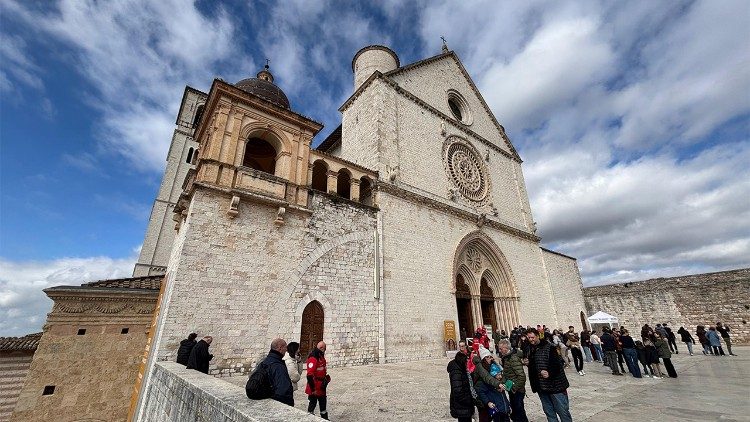 Do Asyżu przybywają wierni z całego świata