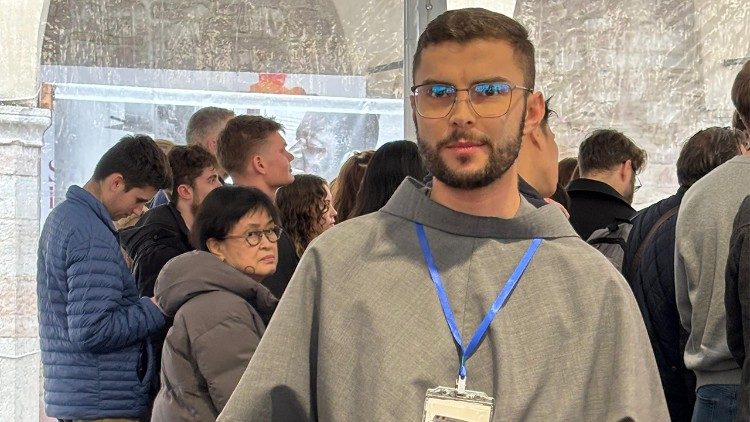 Grupom pielgrzym&oacute;w towarzyszą bracia franciszkanie, pomagający przeżyć duchowo to wydarzenie