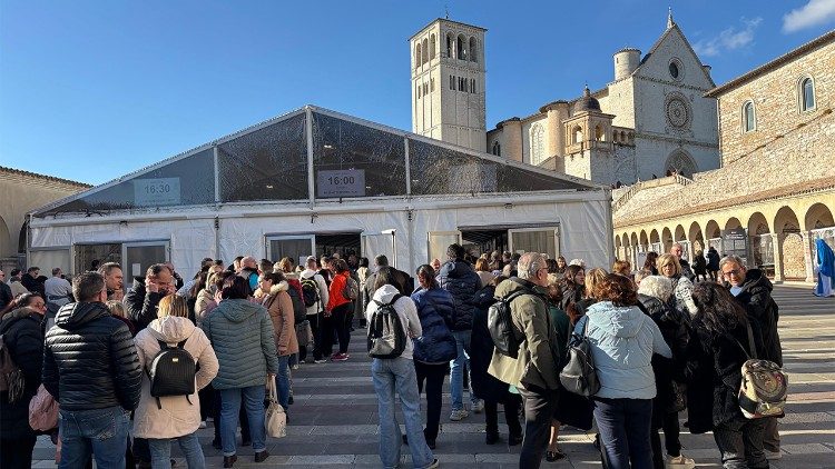 Oczekiwanie na swoją kolej nawiedzenia szczątk&oacute;w świętego