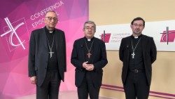 Le cardinal Juan José Omella, Mgr Luis Argüello et le cardinal José Cobo.