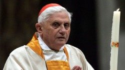 Il cardinale Joseph Ratzinger durante una celebrazione eucaristica (foto d'archivio)