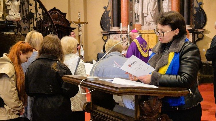 U riječkoj katedrali pobožnost križnog puta u povodu 4. obljetnice početka rata u Ukrajini (Foto: Riječka nadbiskupija)