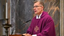 Ks. Piotr Bajor przewodniczący Mszy św. przy grobie św. Jana Pawła II