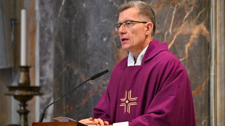 Ks. Piotr Bajor przewodniczący Mszy św. przy grobie św. Jana Pawła II