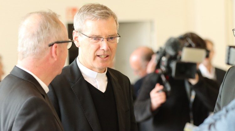 Bischof Heiner Wilmer (hier in einem Pressegespräch, Archivbild) dankte dem scheidenden Nuntius und begrüßte dessen Nachfolger