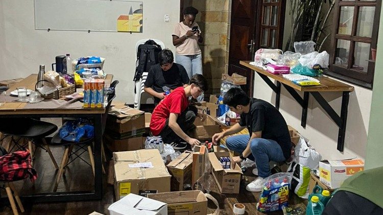 Mission&aacute;rios da comunidade Shalom organizando cestas b&aacute;sicas. (Foto: Arquivo da comunidade)