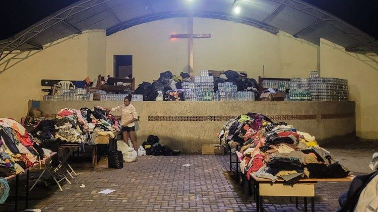 Mission&aacute;rios e comunidades paroquiais se mobilizam para ajudar fam&iacute;lias afetadas pelas chuvas. (Foto: Comunidade Cat&oacute;lica Shalom)