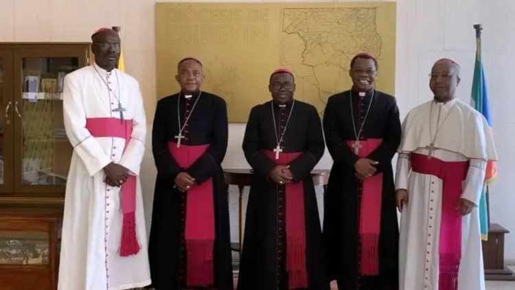  Obispos de la Conferencia Episcopal de Guinea Ecuatorial, al centro monse&ntilde;or Juan Domingo Beka 