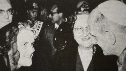 El Papa Pablo VI y dos oyentes en el Concilio: Marie-Louise Monnet y Catherine McCarthy