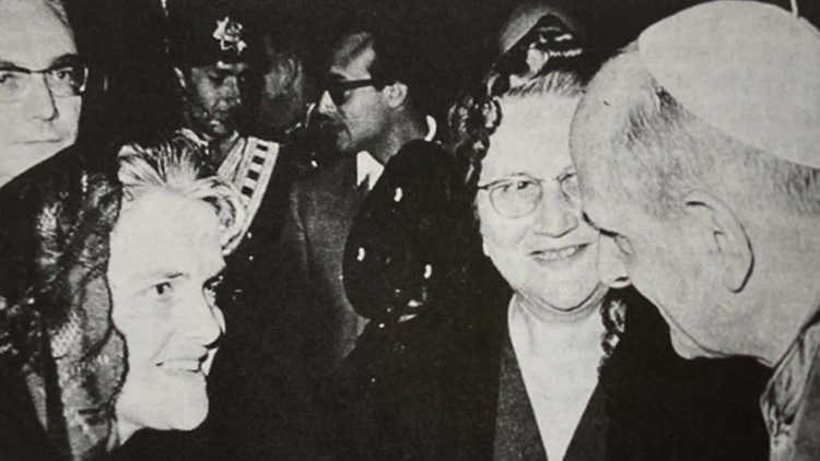 El Papa Pablo VI y dos oyentes en el Concilio: Marie-Louise Monnet y Catherine McCarthy