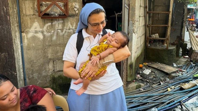 Sr. Liliam with one of the children from the community of Baseco