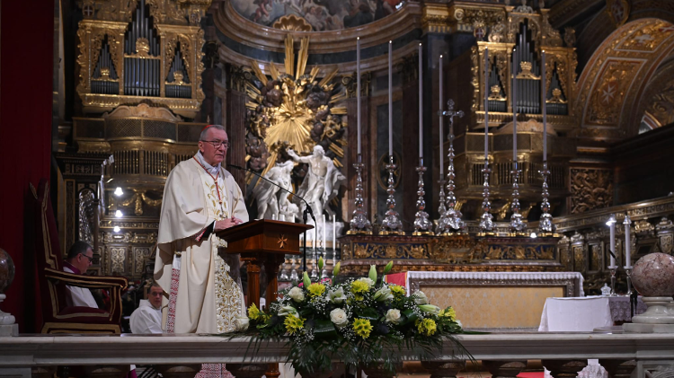 Il cardinale Parolin mentre pronuncia l'omelia