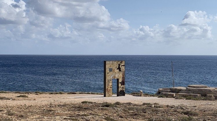 La Porte de l'Europe, l'un des lieux emblématiques de Lampedusa où le Pape Léon XIV se rendra lors de sa visite,