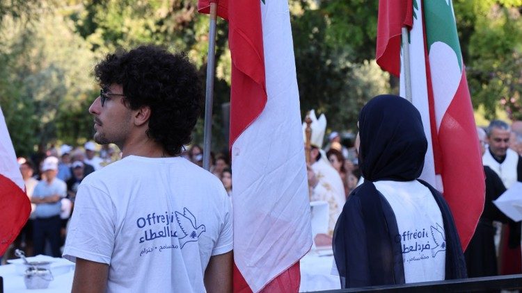 Les participants &agrave; la marche brandissent le drapeau libanais   (&copy; Monast&egrave;re de Kfifan/Antonio El Helou/Georges Mourad)
