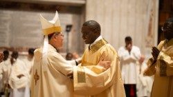 Shemasi Theogenes Petro Madushi, kutoka Jimbo Kuu la Mwanza, Tanzania. Alipewa Daraja ya Ushemasi tarehe 3 Mei 2025 kwenye Kanisa kuu la Mtakatifu Petro mjini Vatican.