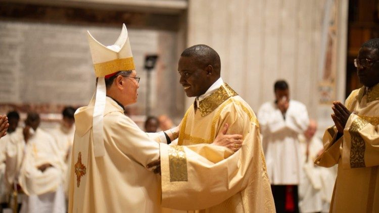 Shemasi Theogenes Petro Madushi, kutoka Jimbo Kuu la Mwanza, Tanzania. Alipewa Daraja ya Ushemasi tarehe 3 Mei 2025 kwenye Kanisa kuu la Mtakatifu Petro mjini Vatican.