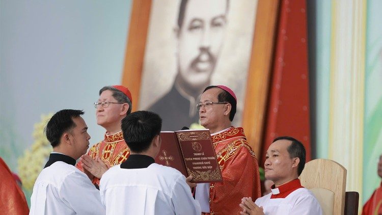 Đức cha Ph&ecirc;r&ocirc; L&ecirc; Tấn Lợi - Gi&aacute;m mục Gp. Cần Thơ trong Th&aacute;nh lễ phong Ch&acirc;n phước .